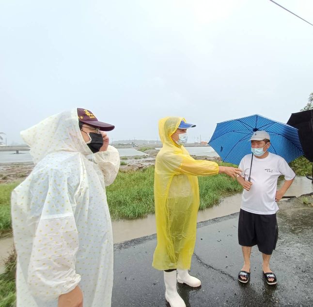 海洋局長視察養殖魚塭狀況