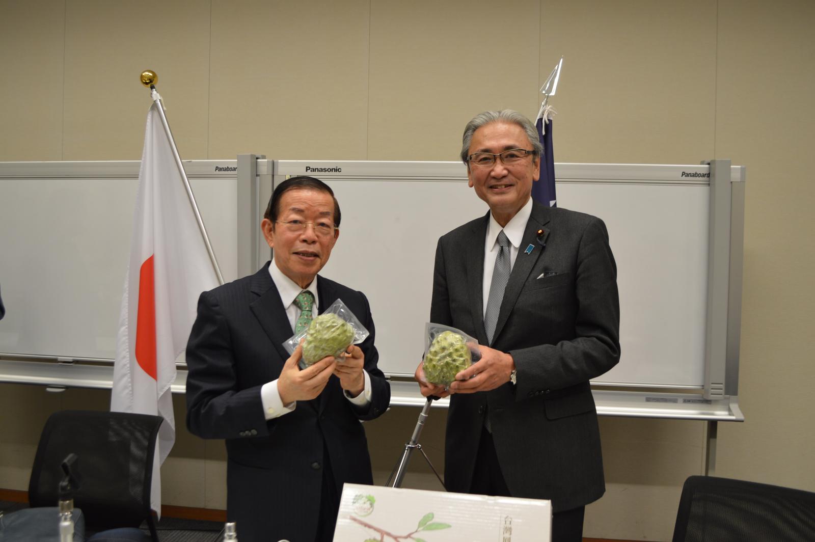 日華議員懇談會古屋圭司會長大讚臺灣水果,期待冷凍鳳梨釋迦拓展日本市場